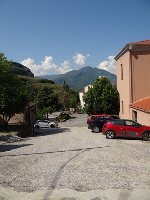 Property grounds - Theofania's Marble House Meteora (Kastraki)