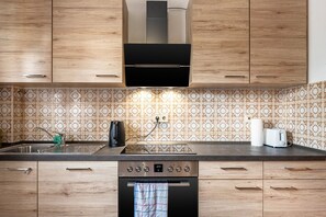 Wasserkocher mit Kaffee-/Teezubehör, Kühlschrank, Ofen, Herdplatte