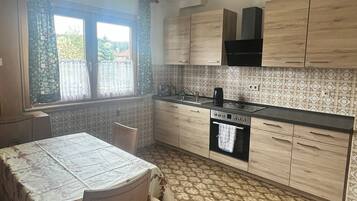 Fridge, oven, stovetop, dishwasher