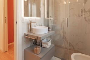 Shower, hair dryer, bidet, towels - Vrbo Property (Pescara)