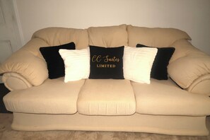 Living area - Stunning central apartment free public parking (Dumfries)