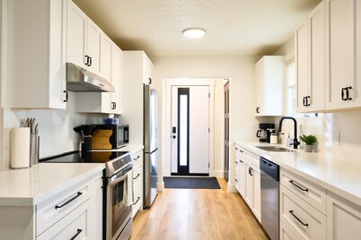 The Redbrick Residence - 3 bedroom main floor home with AC + covered patio