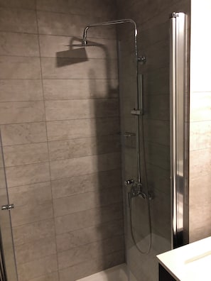 Bathroom - Cozy 1-bedroom apartment with AC in brilliant Las Condes (Las Condes)