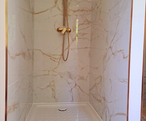 Shower, hair dryer, towels - Bed and Breakfast with a View & Pool – Bastide de Marie, Grasse (Grasse)