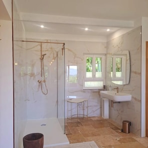 Een douche, een haardroger, handdoeken