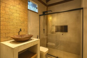 Maison Deluxe, climatisation | Salle de bain | Douche, serviettes fournies, savon, papier toilette