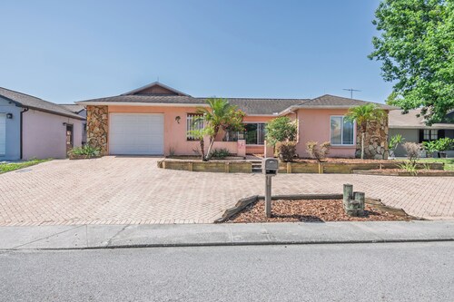 Private 2-bedroom house in Port Richey with pool