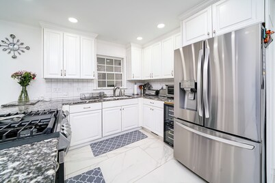 Luxury Pool Retreat 4BR Chef's Kitchen