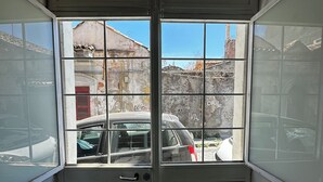 Un couloir étroit avec une porte donnant sur un espace de stationnement.