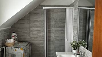 Family Apartment, Multiple Beds, Patio, Beachside | Bathroom