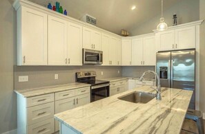 Fridge, microwave, oven, stovetop - Sea Breeze Two - Pet Friendly - New Eastpoint (Eastpoint)
