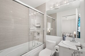 Bathroom - Modern 6BR Home - Ideal for Quiet Family Holidays (Vancouver)