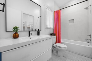 Shower, hair dryer, towels, soap - 8 Min to Broadway-Walkable-Fenced Yard-Cowboy Pool (Nashville)