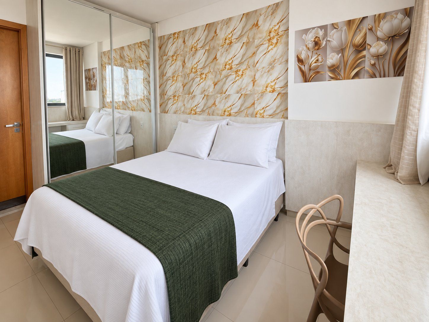 Habitación de hotel con cama, una silla, un espejo y una pared con estampado floral.