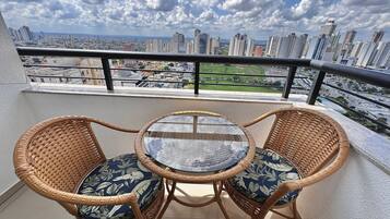 Apartamento conforto | Opções para refeição ao ar livre