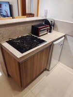 Una cocina con estufa a gas, tostadora y lavavajillas.