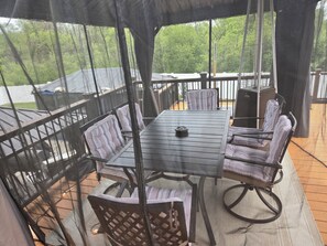 Outdoor dining - Chicago-area retreat: Private home cinema, massive yard & easy city access! (Richton Park)