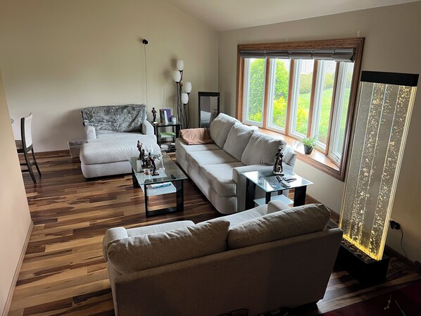 Living area - Chicago-area retreat: Private home cinema, massive yard & easy city access! (Richton Park)