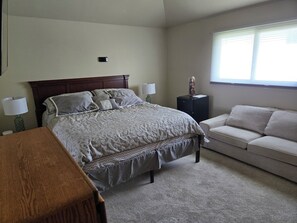 Room - Chicago-area retreat: Private home cinema, massive yard & easy city access! (Richton Park)