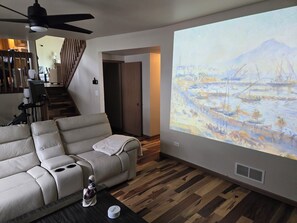 Living area - Chicago-area retreat: Private home cinema, massive yard & easy city access! (Richton Park)