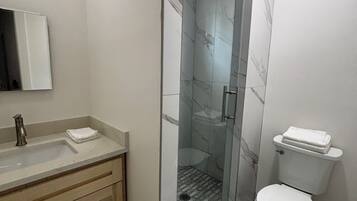 Secadora de cabello, toallas, jabón, papel de baño