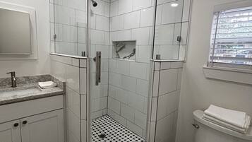 Secador de cabelo, toalhas de banho, sabonete, papel higiênico