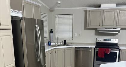 3-bedroom 2 full bath mobile home in nice quiet area 7 beds available