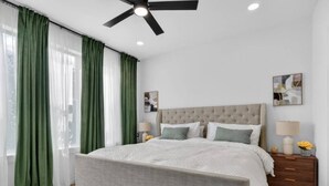 2 bedrooms, in-room safe, iron/ironing board, WiFi - Luxe 2BR Townhome | 2-Car Garage | DT (Dallas)