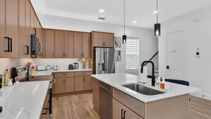 Coffee/tea maker, fridge, microwave, stovetop - Luxe 2BR Townhome | 2-Car Garage | DT (Dallas)