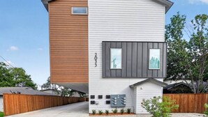 Exterior - Luxe 2BR Townhome | 2-Car Garage | DT (Dallas)