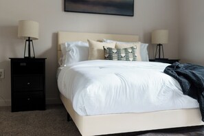 Room - Stylish 1BR Apartment - Bright, Spacious & Cozy (Atlanta)