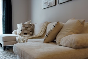 Living area - Stylish 1BR Apartment - Bright, Spacious & Cozy (Atlanta)