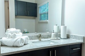 Pyyhkeet, saippua, vessapaperi