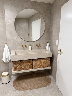 Shower, hair dryer, towels, soap - Vrbo Property (Anderlecht)