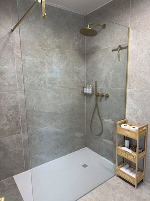 Shower, hair dryer, towels, soap - Luxury Mediterranean penthouse with a sun terrace (Anderlecht)