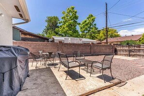 Outdoor dining - A New, Modern & Spacious 6-bedroom house in peaceful Pueblo (Pueblo)