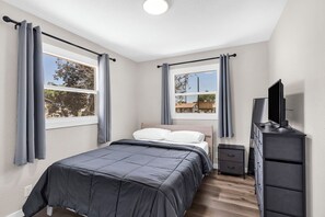 Room - A New, Modern & Spacious 6-bedroom house in peaceful Pueblo (Pueblo)