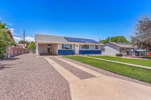 Exterior - A New, Modern & Spacious 6-bedroom house in peaceful Pueblo (Pueblo)