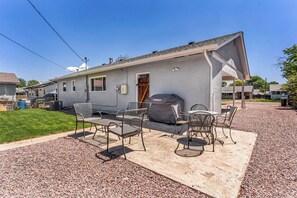 Outdoor dining - A New, Modern & Spacious 6-bedroom house in peaceful Pueblo (Pueblo)