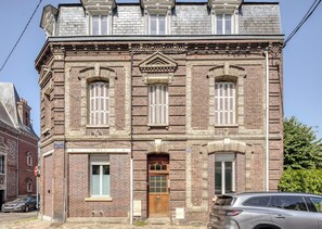 A historic brick building with a central entrance, large windows with shutters, and a sign indicating 'RUE CAMP DE GREUEN.' - Shelter 2 - joli studio proche gare (Rouen)
