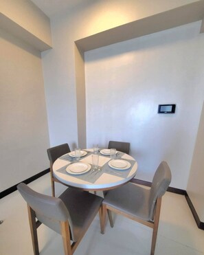 Dining - Mactan Newtown Poolside View near Airport & Beach (Lapu-Lapu)