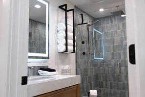 Douche, sèche-cheveux, serviettes fournies, savon