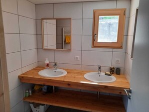 Shower, hair dryer, soap, toilet paper - Vrbo Property (VALMEINIER)