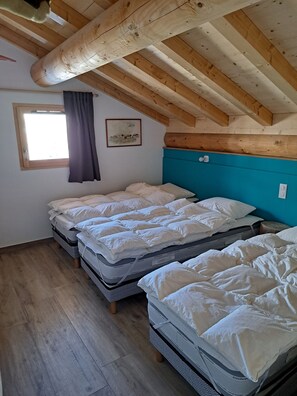Tabla de planchar con plancha y ropa de cama
