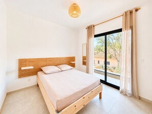 Tabla de planchar con plancha, wifi, ropa de cama