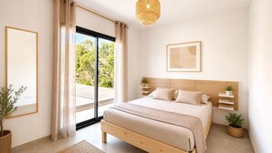 Ein Schlafzimmer mit einem großen Bett, einem fenster mit Vorhängen, einer Hängelampe und einem gerahmten Bild an der Wand.