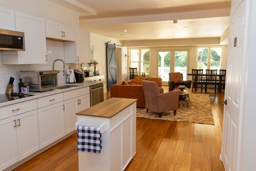 Experience the New Amsterdam Nook, a modern 2-bed, 1-bath retreat in Mechanicsville. This European-inspired home features a full kitchen, private pool, hot tub, and playground. Comfortably accommodates up to 4 people.