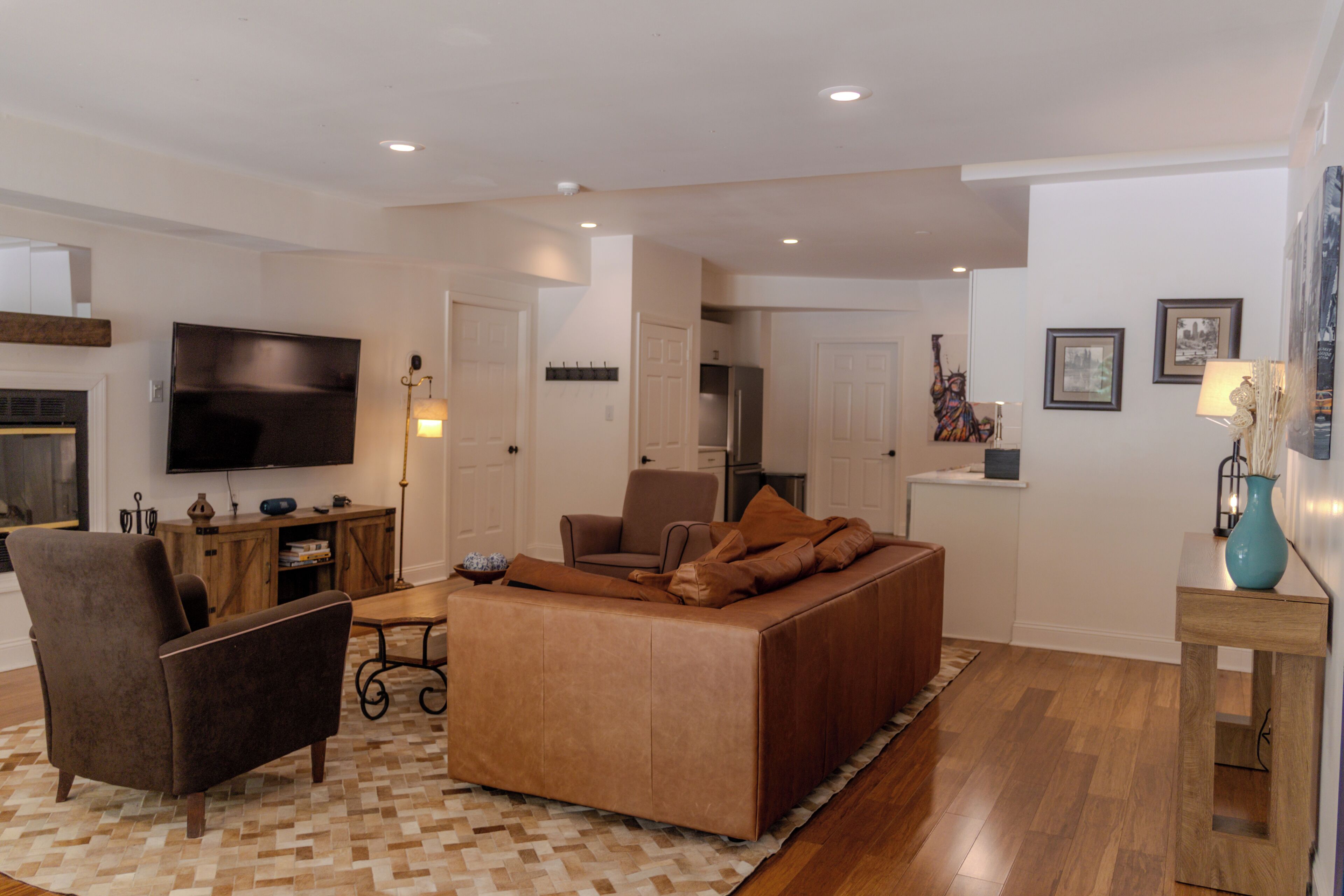 Smart TV, chimenea y estéreo 