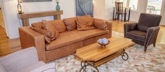 The New Amsterdam Nook
2 Bed - 1 Bath - Full Kitchen - Pool - AC
