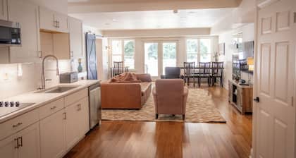 The New Amsterdam Nook
2 Bed - 1 Bath - Full Kitchen - Pool - AC